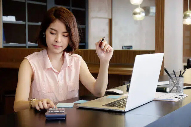 woman working in her desk